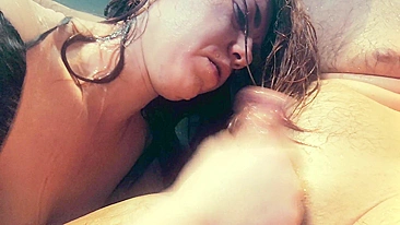 Ruiva gata faz boquete longo e sensual, adora pau no chuveiro quente.