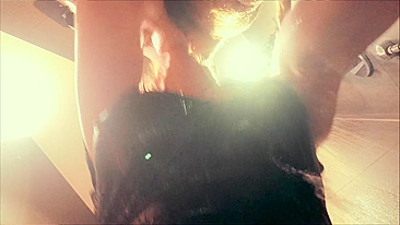 Ruiva gata faz boquete longo e sensual, adora pau no chuveiro quente.