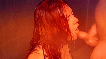 Ruiva gata faz boquete longo e sensual, adora pau no chuveiro quente.