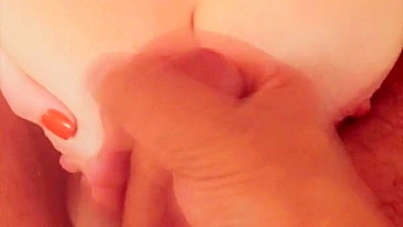 Flagrada chupando o namorado com porra escorrendo nos peitões.