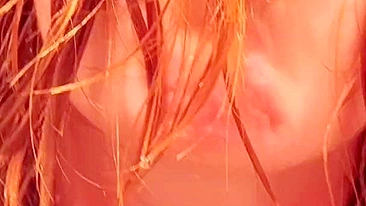 Flagrada chupando o namorado com porra escorrendo nos peitões.