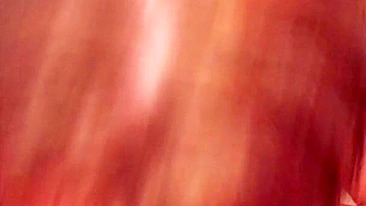 Flagrada chupando o namorado com porra escorrendo nos peitões.