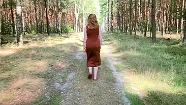 Ruiva provoca mostrando peitões enquanto mija na floresta.