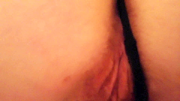 Curta um creampie quente de quatro com novinha de calcinha em show de luzes festivo.