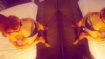 Ruiva amadora de tetas naturais goza duas vezes com paixão em vídeo caseiro.