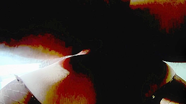 Rasgue a meia-calça e foda forte até ela derramar café na bunda toda.