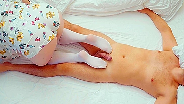 Massageie e excite meus pés com meias brancas enquanto ruivinha novinha de bunda grande faz boquete.