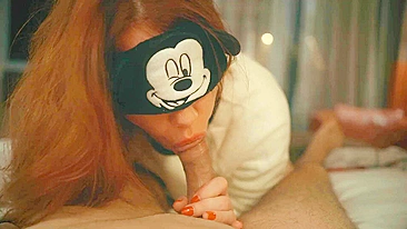 Cosplay de Mickey Mouse dá boquete sensual e gozada farta em ruiva POV.