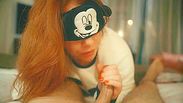 Cosplay de Mickey Mouse dá boquete sensual e gozada farta em ruiva POV.
