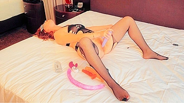 Brincando com minha buceta ruiva molhada e todos os brinquedos, soltando peidos e gozando forte.