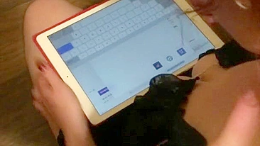 Ruiva safada provoca namorado com corpo gostoso e peitos grandes em vídeo quente.