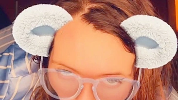 Ruiva de óculos mama pau até gozar na câmera.