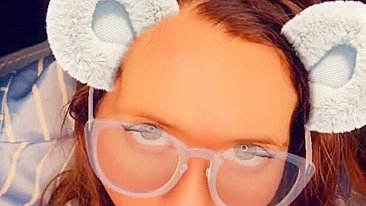 Ruiva de óculos mama pau até gozar na câmera.