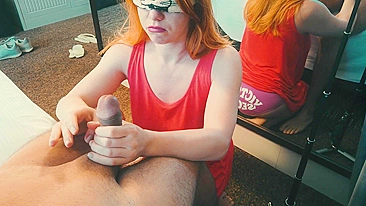 Acordei com uma ruivinha de máscara no rosto me chupando vendada.