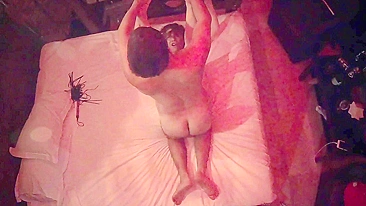 Teen ruiva peituda leva surra e creampie em prazer doloroso no Halloween.