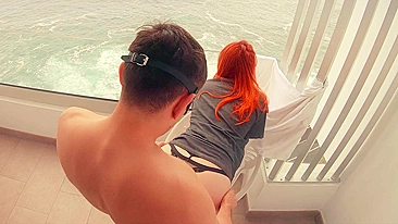 Ele goza em 30 segundos na varanda do hotel com uma pawg gostosa.