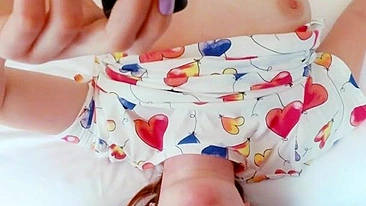 Ruiva sensual adolescente lambe porra dos pés e leva gozada no rosto.