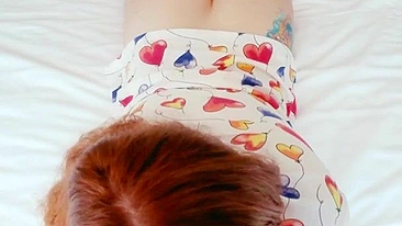 Ruiva sensual adolescente lambe porra dos pés e leva gozada no rosto.