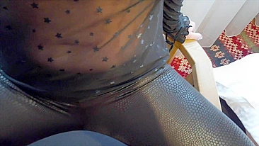 Ruivinha teen de body de tela com tetas naturais grandes pronta pra brincar.