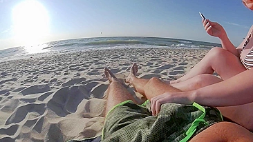 Punheta arriscada na praia pública interrompida por surfistas se aproximando.