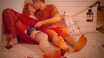 Casal safado curte masturbação mútua e orgasmos em clima romântico.