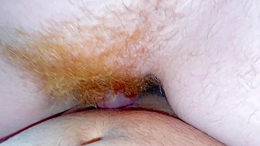 Buceta ruiva deslizando em close no creampie com pelinhos ruivos.