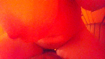 Ruiva safada de peitos grandes curte uma sauna quente.