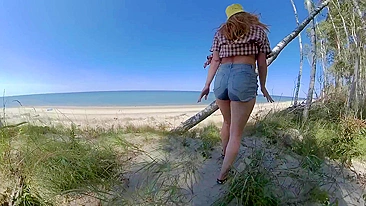 MILF ruiva tesuda de peitão faz safadeza na praia pública.