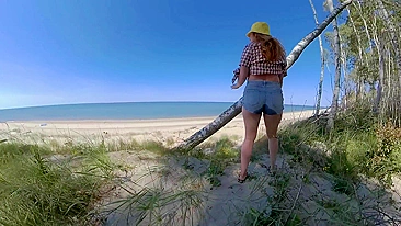 MILF ruiva tesuda de peitão faz safadeza na praia pública.