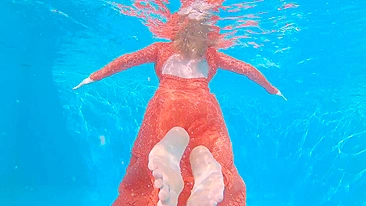 Salva-vidas me fode debaixo d'água até gozar dentro.