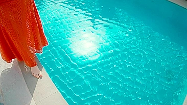 Garota de vestido vermelho com buceta peluda leva gozada na piscina.