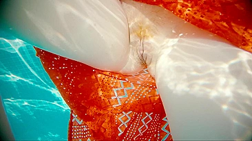 Garota de vestido vermelho com buceta peluda leva gozada na piscina.