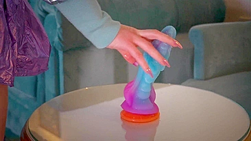 Monta meu dildo dragão enorme na minha xota apertada e curte.