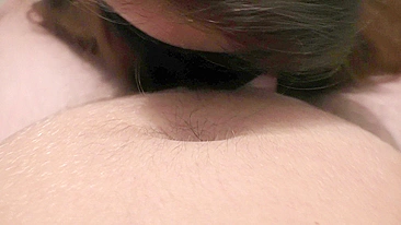 Chupa meus peitões e se acaba com uma mamada incrível!