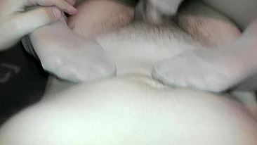 Novinha safada de meia-calça em putaria com punheta de pés.