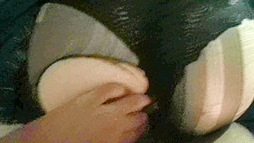 Novinha safada fode o cu com meia-calça.