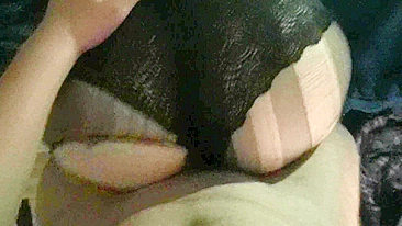 Novinha safada fode o cu com meia-calça.