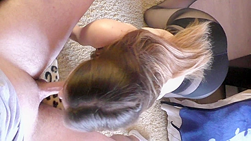 Irmãzinha bunduda chupa pau e goza forte nele!