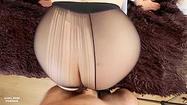 Fode a bucetinha apertada da irmã em meia-calça rasgada.