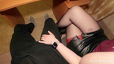 Colegial safada punhetando por baixo da mesa.