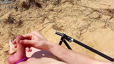 Irmão lisinho na praia chegando perto demais da irmã. #IncestPorn