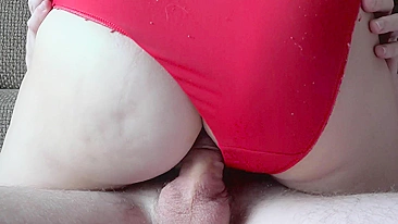 Fode a irmãzinha apertada de calcinha vermelha!
