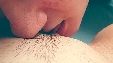 Lambida gostosa na buceta da irmã leva a orgasmos explosivos.