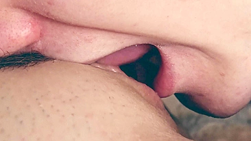 Irmã goza com a língua do cara na cam.