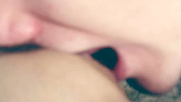 Irmã goza com a língua do cara na cam.