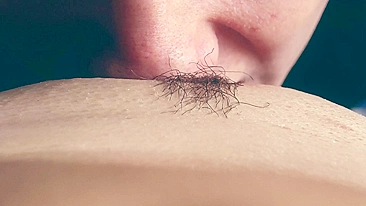 Irmã goza com a língua do cara na cam.