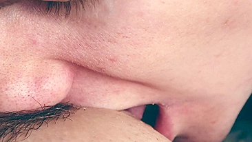 Irmã goza com a língua do cara na cam.