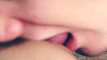 Irmã goza com a língua do cara na cam.