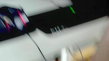 Teu meio-irmão pego batendo punheta pela meia-irmã no site pornô.