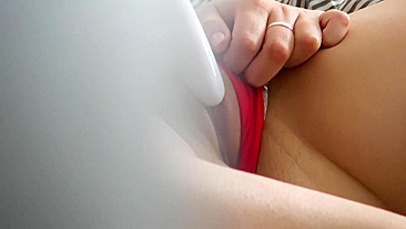 Espiando a irmã se masturbando e pegando ela com um cara?